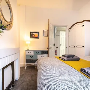 5-bedroom Kings House With Garden L Spacious L Close To The Centre L Shops L Restaurants , Bournemouth United Kingdom
